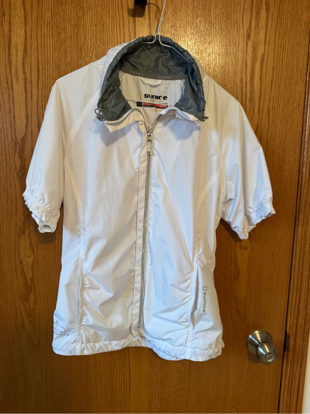 Sunice women’s White and Gray Golf Wind Jacket